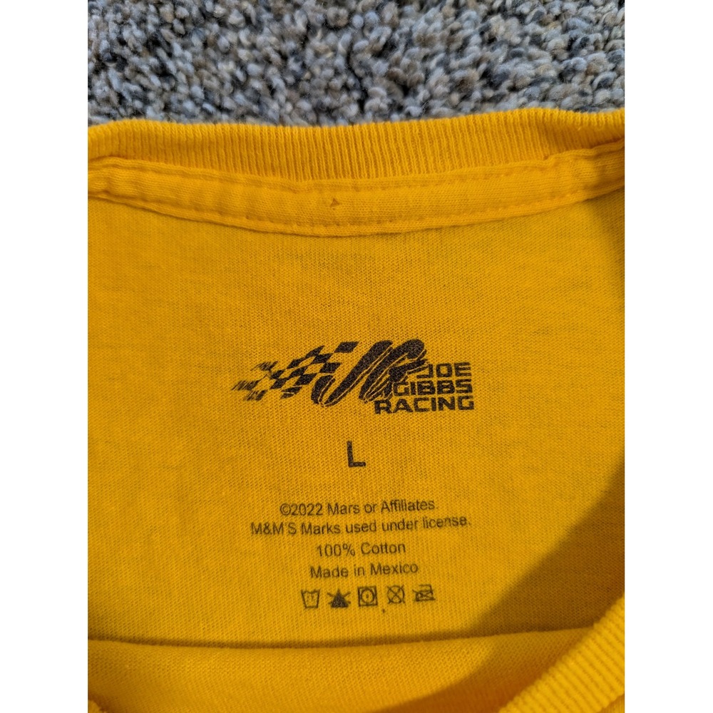 Kyle Busch 18 M&M Racing NASCAR‎ T Shirt Yellow Men's Size Large 2022 - Picture 4 of 6